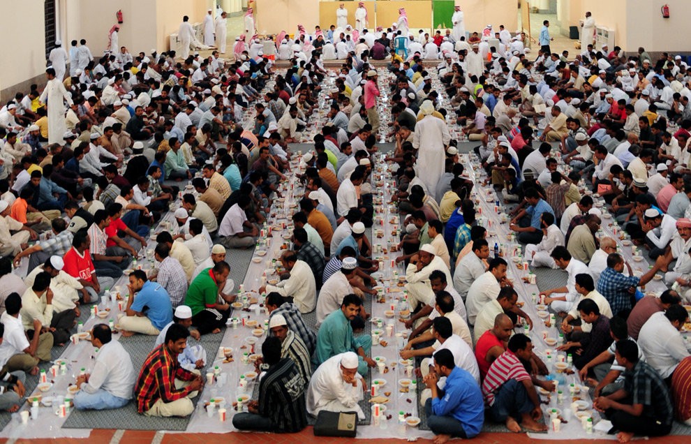 Во сколько сегодня едят мусульмане. Ифтар в Саудовской Аравии. Рамазан ифтар мусульман. Ураза байрам в Саудовской Аравии. Месяц Рамазан ифтар.